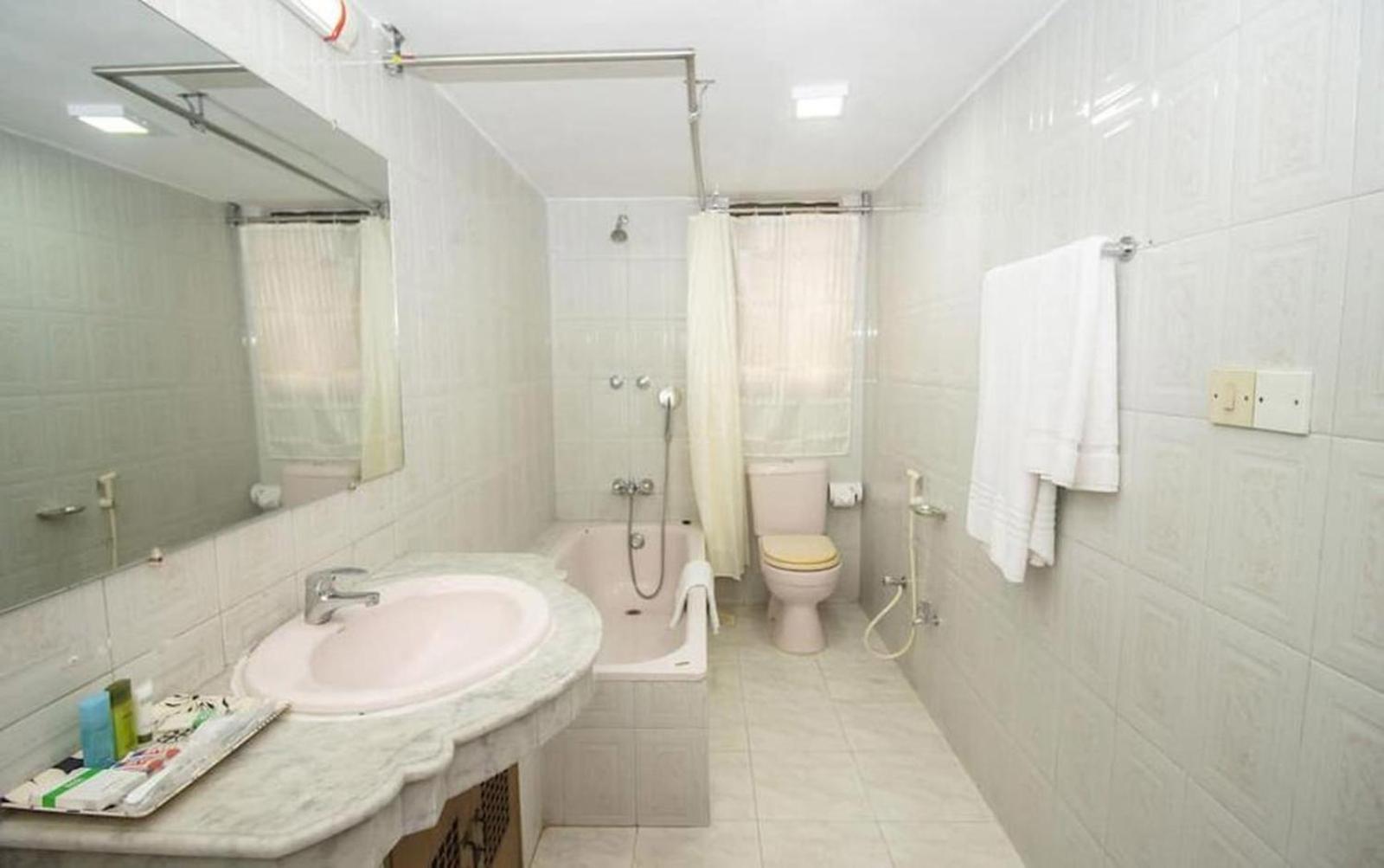Hotel Suite Palace Baridhara Дакка Экстерьер фото